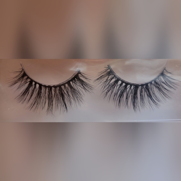 LAVAA Lashes Flirty Lash Set - Picture 4 of 4